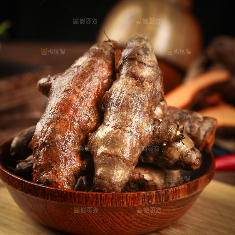 深底上的姜黄
