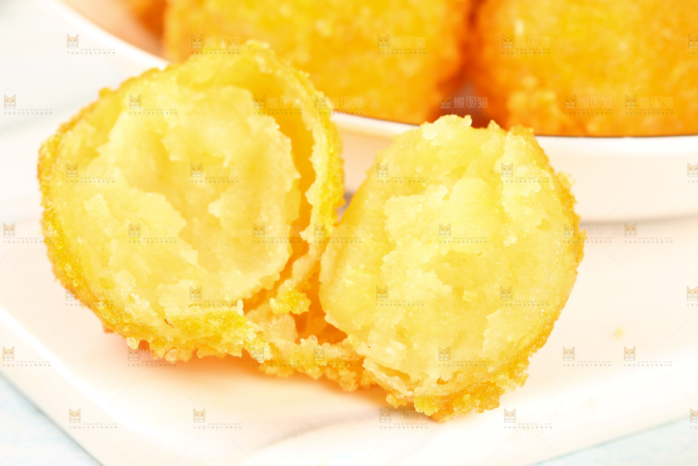 浅底上的黄金土豆球