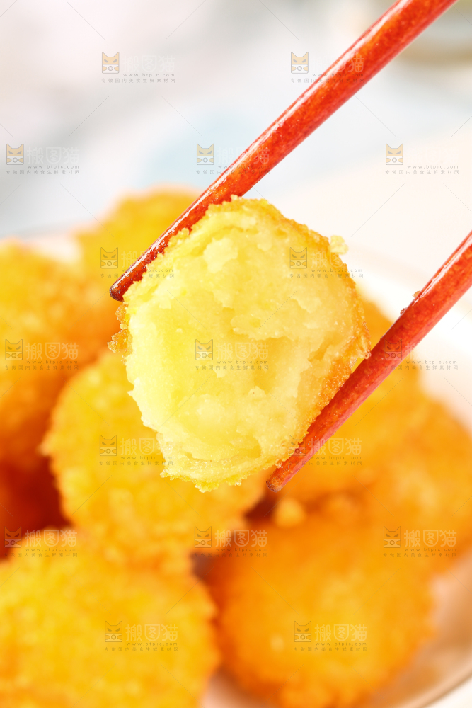 浅底上的黄金土豆球