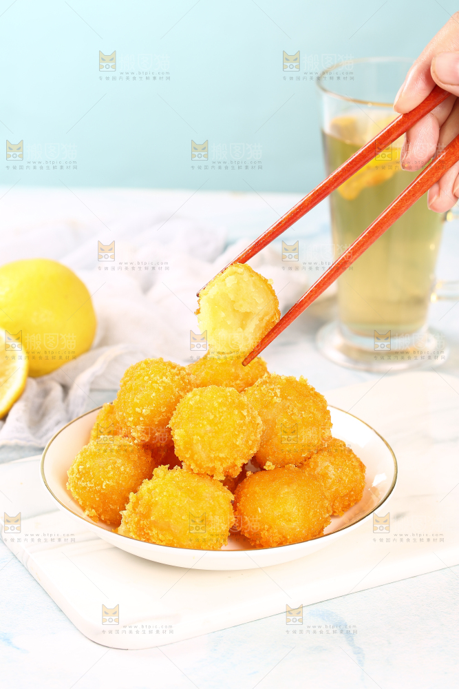浅底上的黄金土豆球