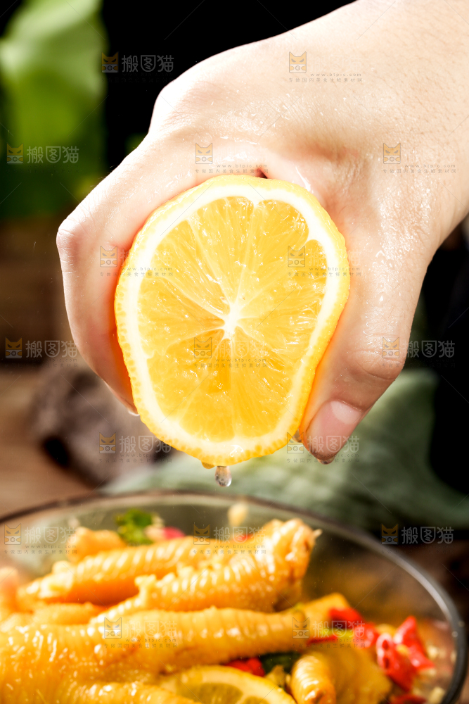 深底上的柠檬鸡爪