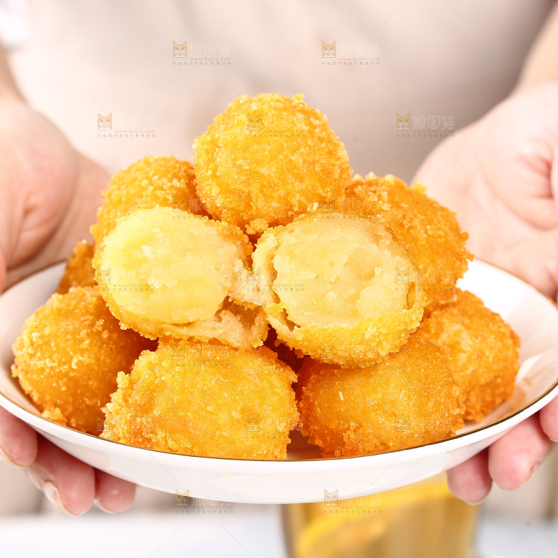 浅底上的黄金土豆球