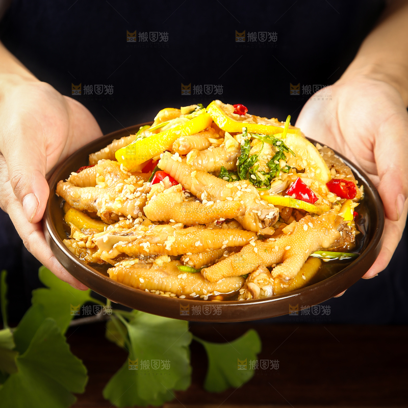 深底上的柠檬鸡爪