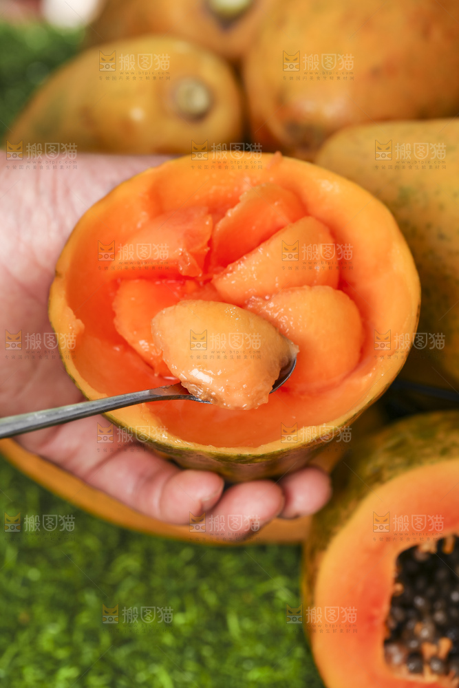 草地上的红心木瓜
