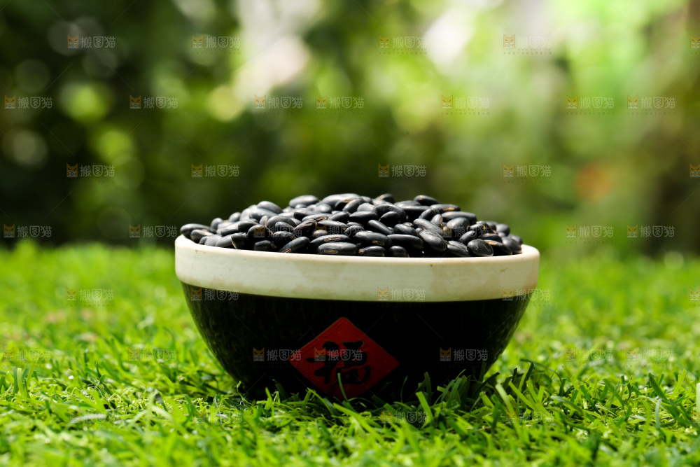 深底上的黄心黑豆