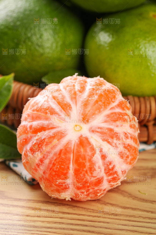 木底上的青皮蜜桔
