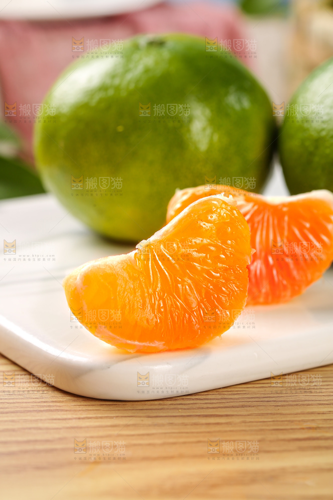 木底上的青皮蜜桔
