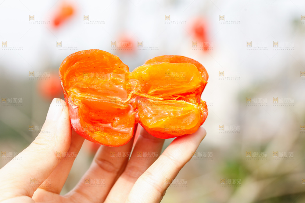手里拿着蜜柿