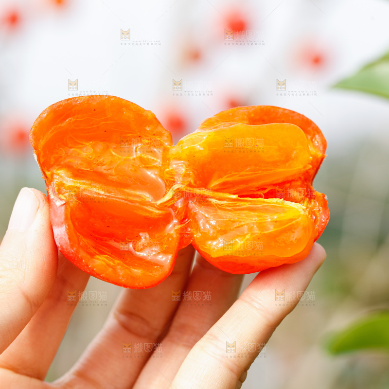 手里拿着蜜柿