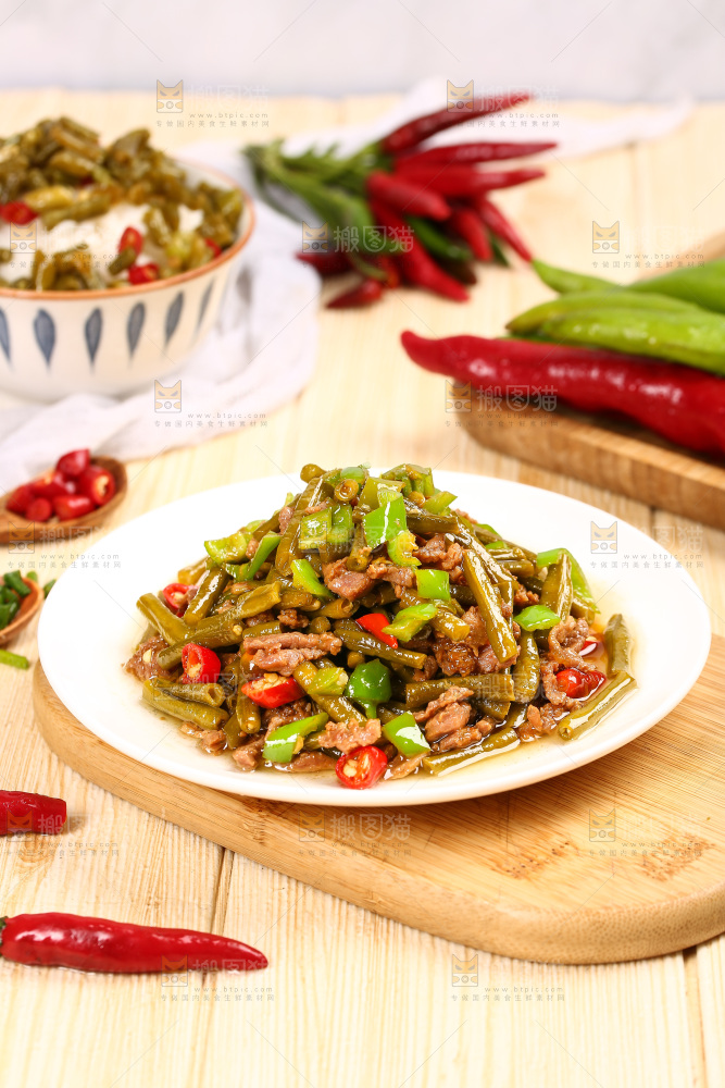 浅底上的酸豆角炒肉末
