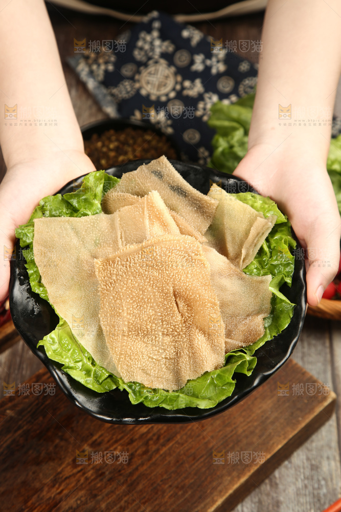 木底上的大片毛肚