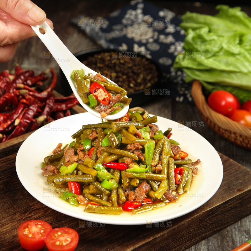 深底上的酸豆角炒肉末