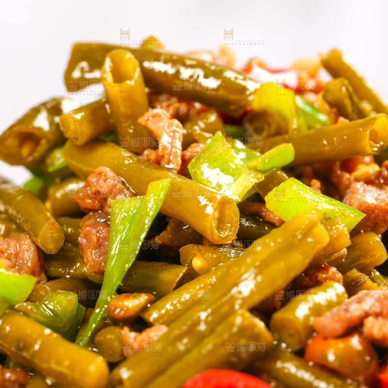 浅底上的酸豆角炒肉末