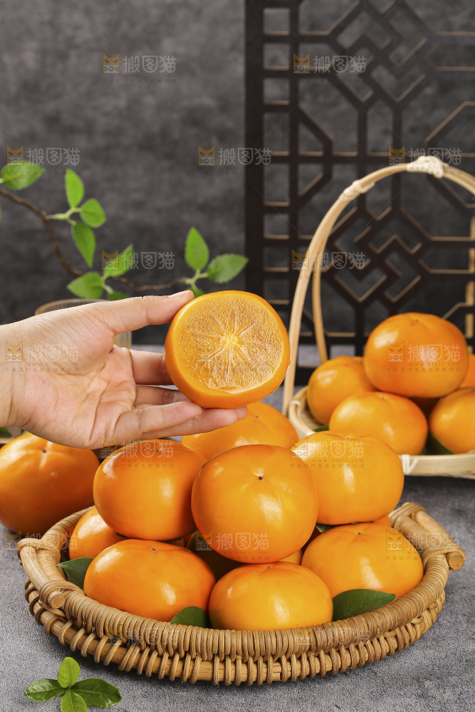深底上的水果脆柿