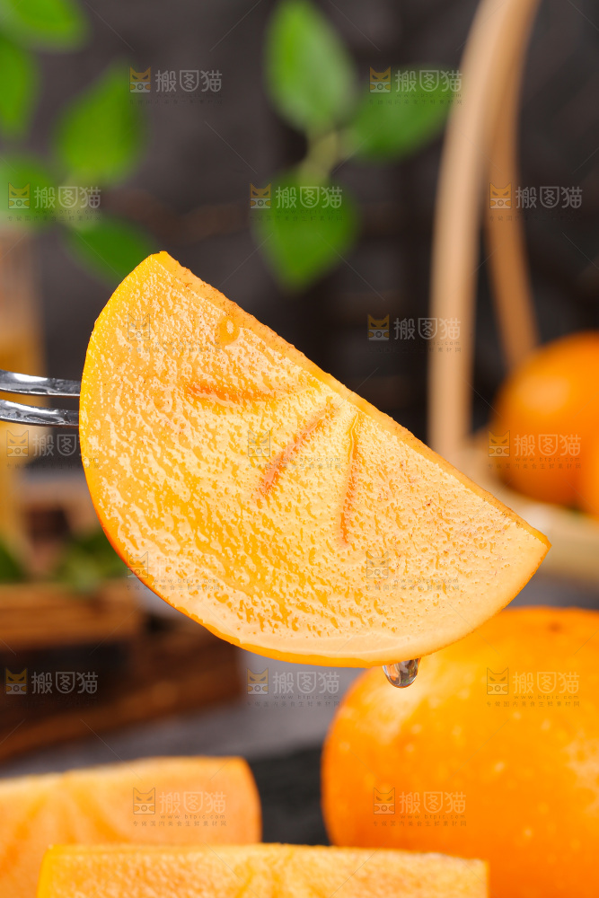 深底上的水果脆柿