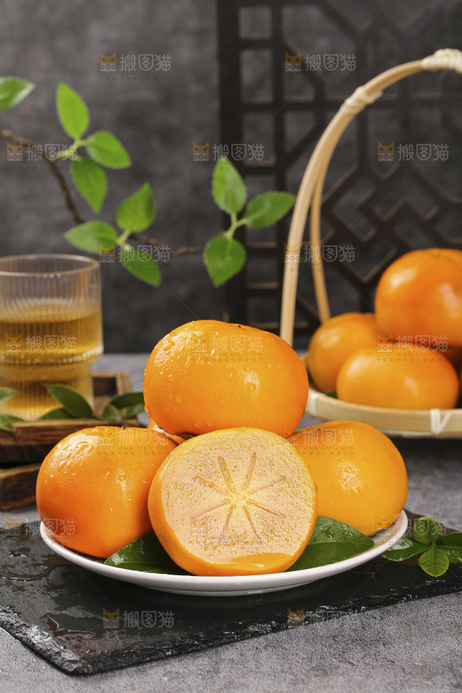 深底上的水果脆柿