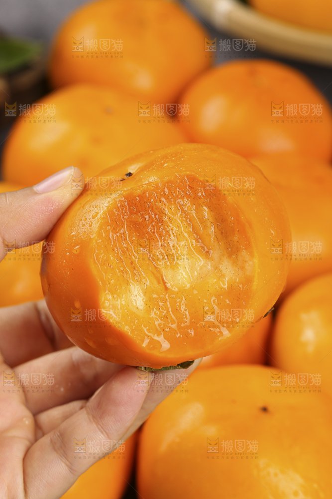 深底上的水果脆柿