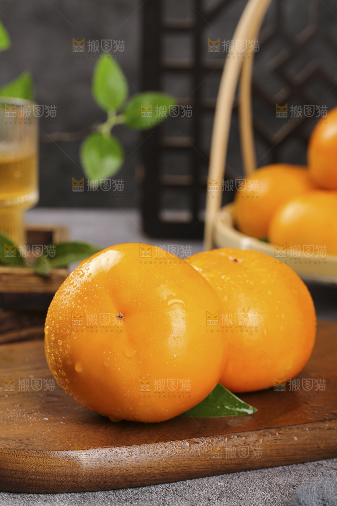 深底上的水果脆柿