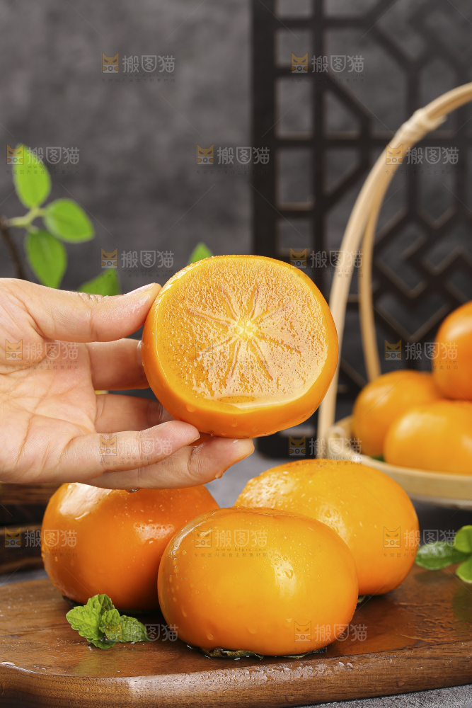 深底上的水果脆柿