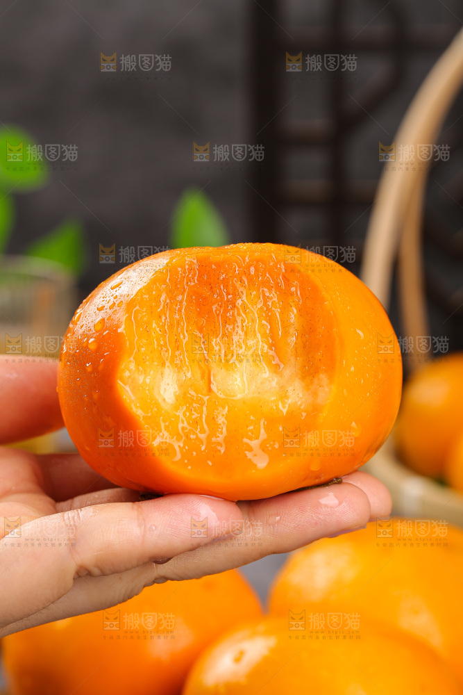 深底上的水果脆柿