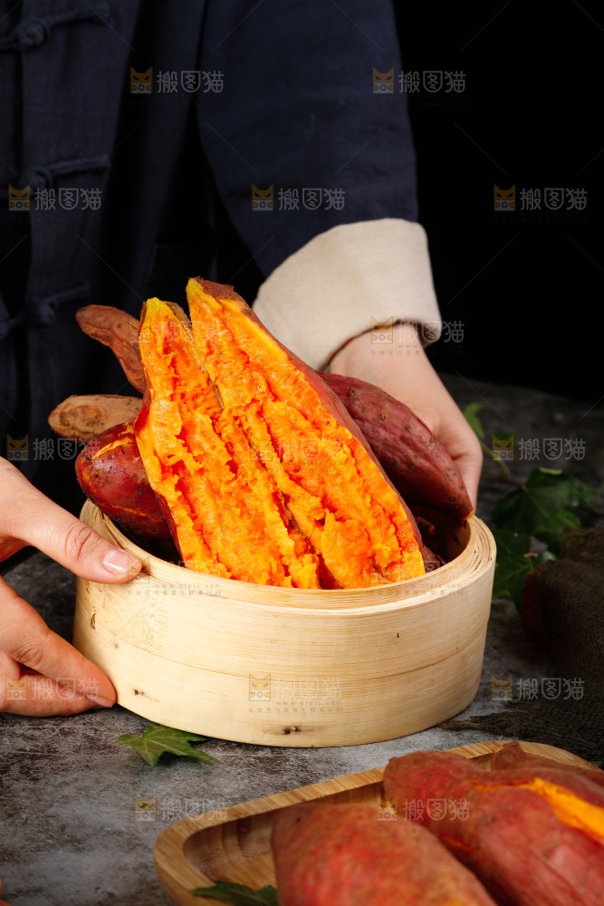 深底上的西瓜红蜜薯