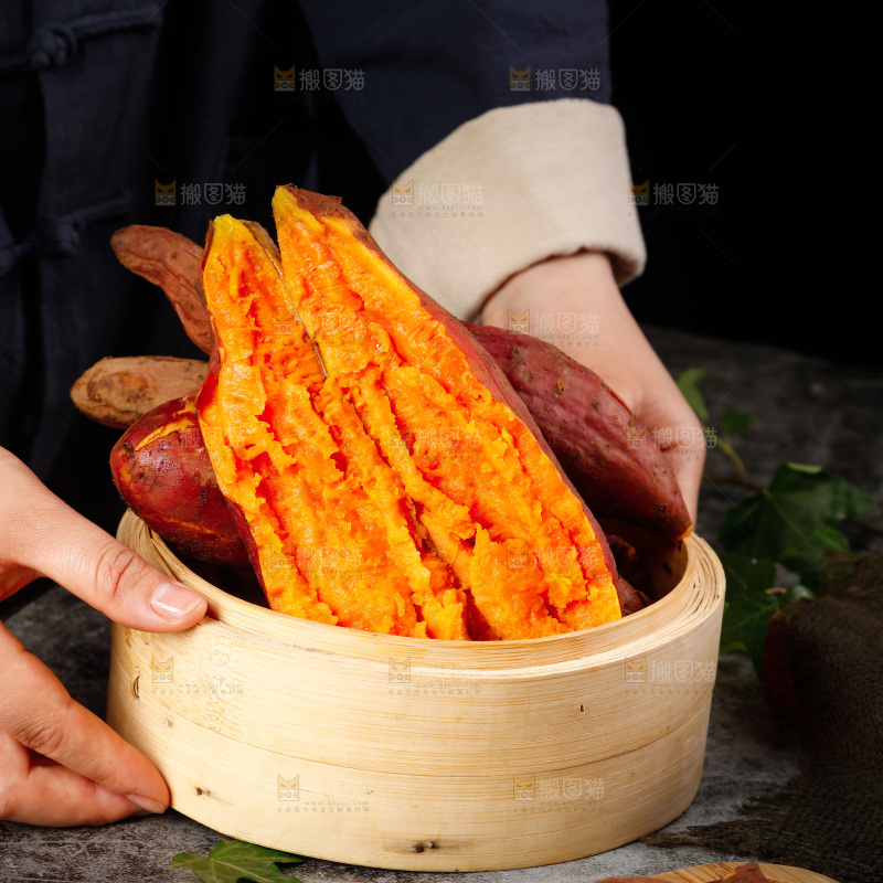 深底上的西瓜红蜜薯