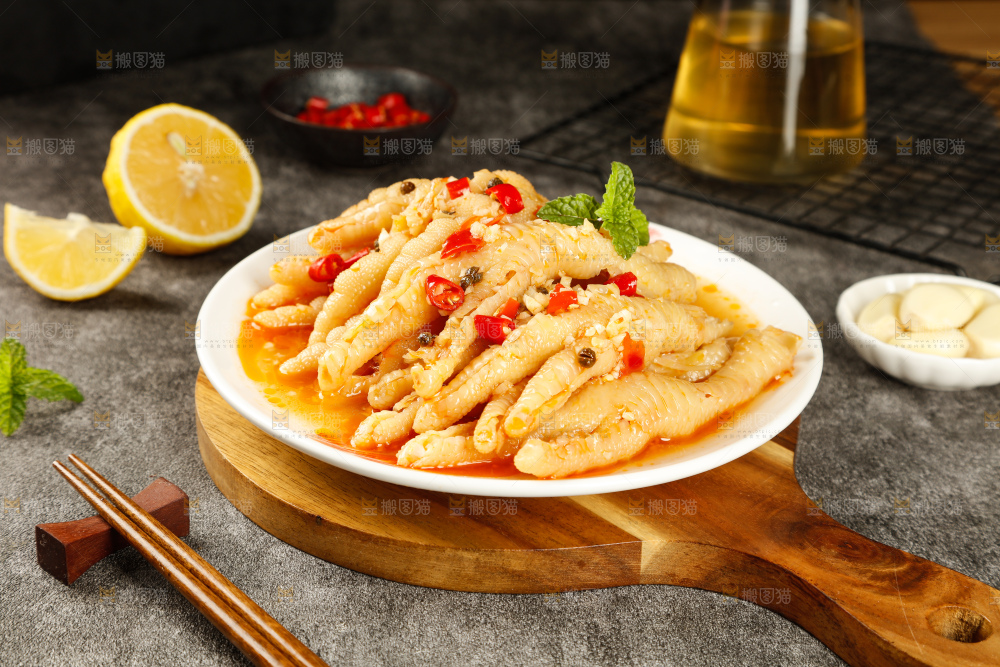 深底上的酸辣无骨鸡爪