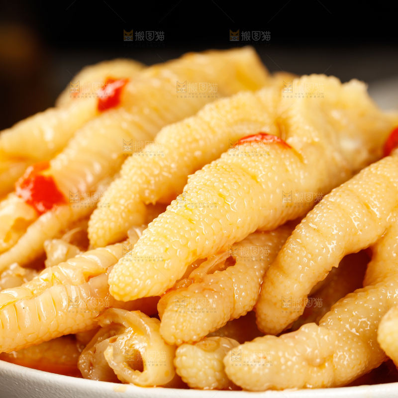 深底上的酸辣无骨鸡爪