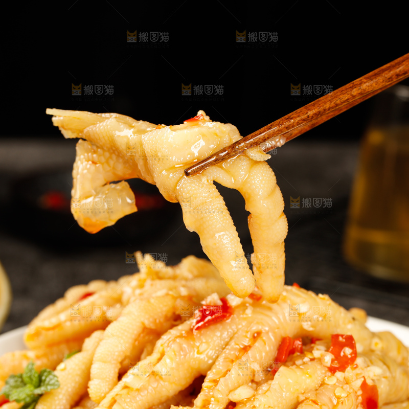 深底上的酸辣无骨鸡爪