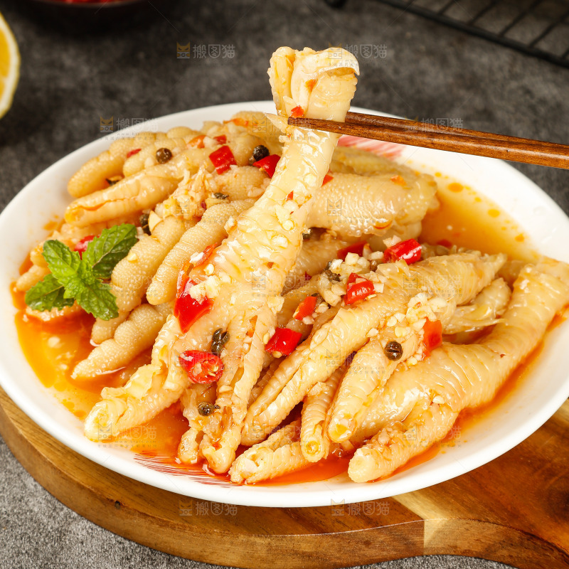 深底上的酸辣无骨鸡爪