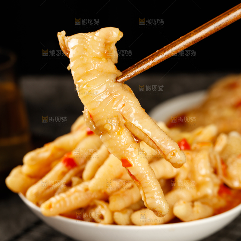 深底上的酸辣无骨鸡爪