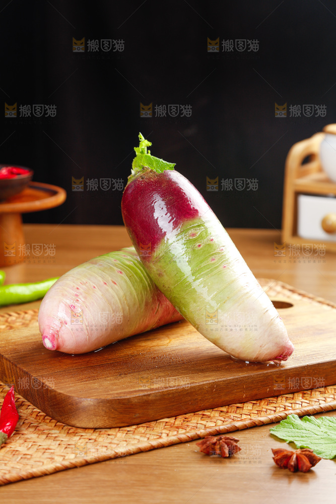 木底上的冰淇淋萝卜