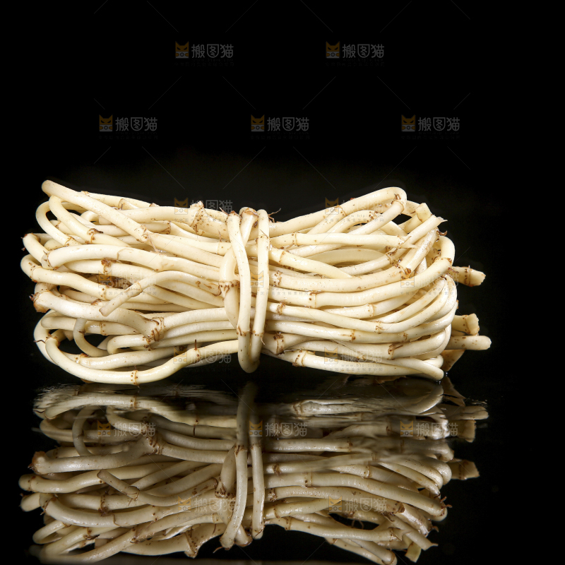 黑底上的折耳根