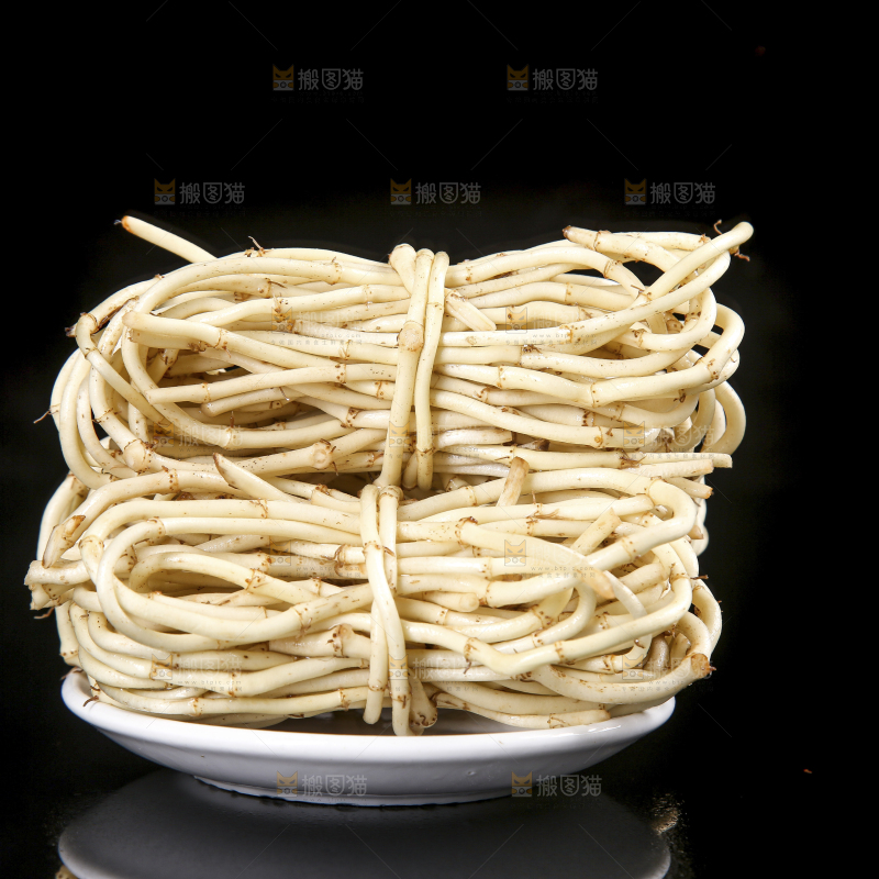 黑底上的折耳根