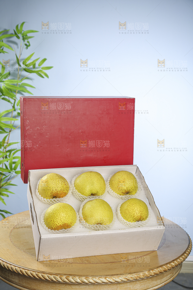 桌子上的一盒砀山梨
