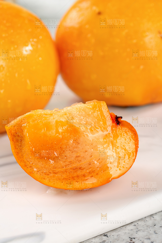 浅底上的水果脆柿