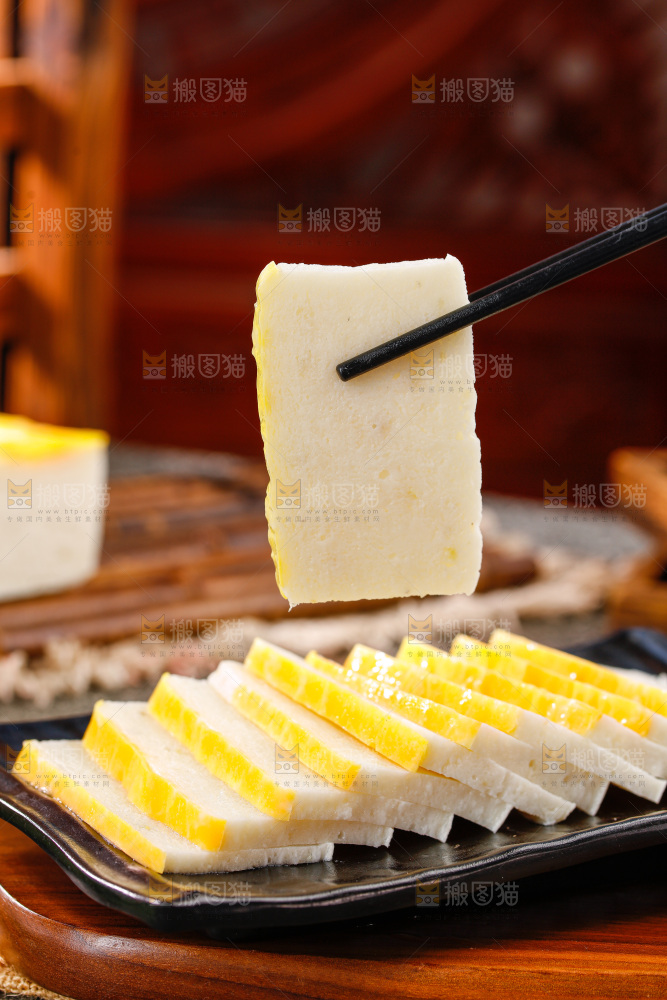 深底上的鱼糕