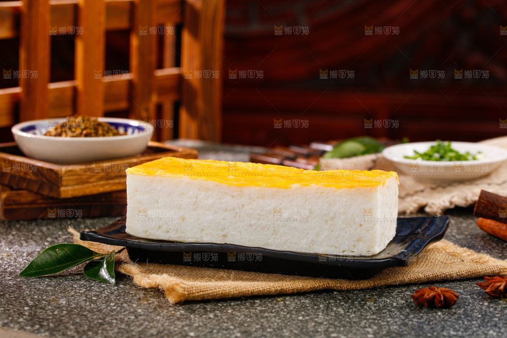 深底上的鱼糕