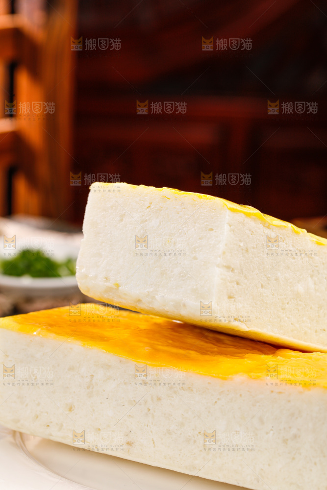 深底上的鱼糕