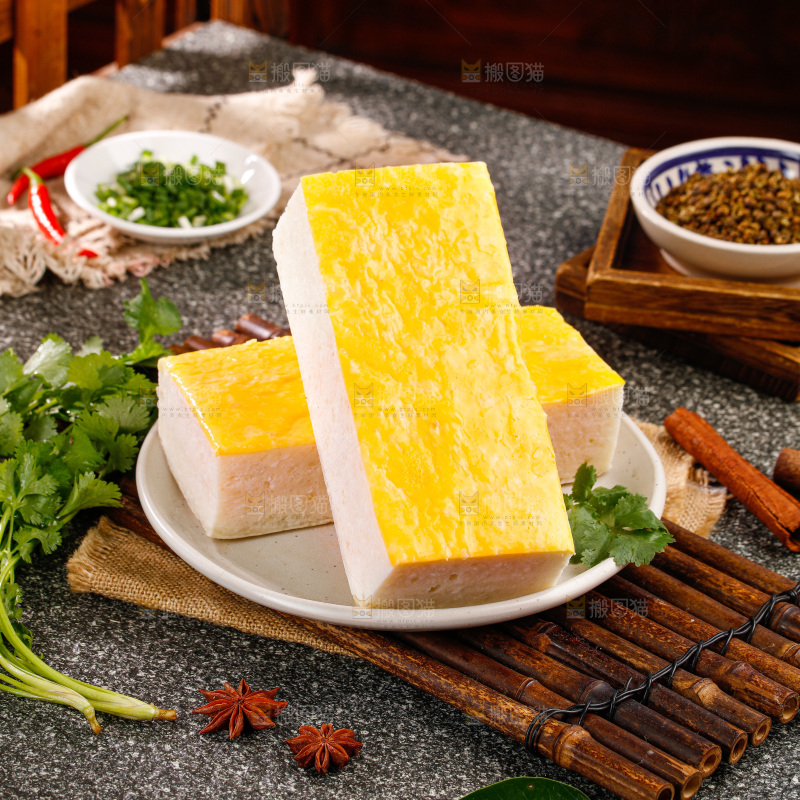深底上的鱼糕
