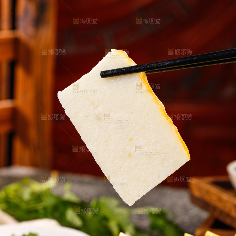 深底上的鱼糕