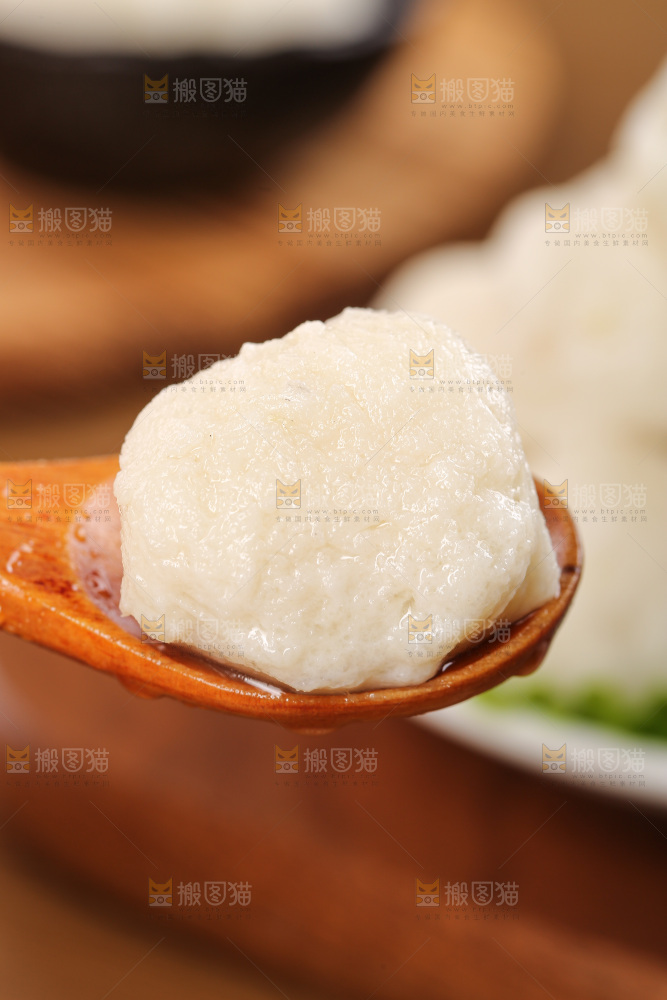木底上的鱼丸