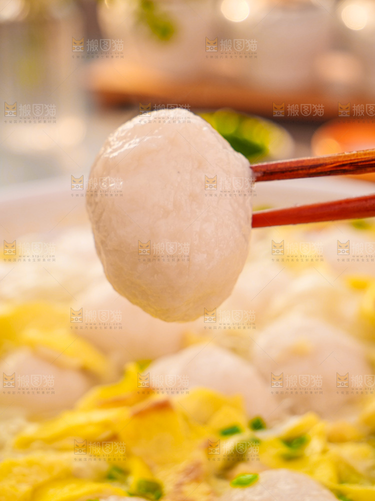 锅里的鱼丸鸡蛋汤