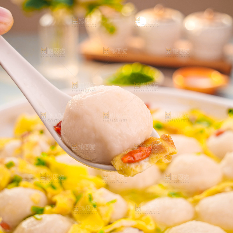 锅里的鱼丸鸡蛋汤
