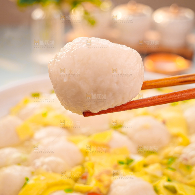 锅里的鱼丸鸡蛋汤