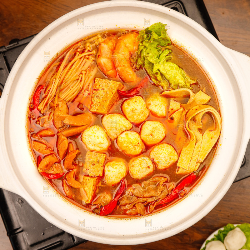 木底上的火锅鱼丸