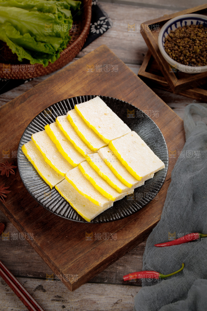 深底上的鱼糕