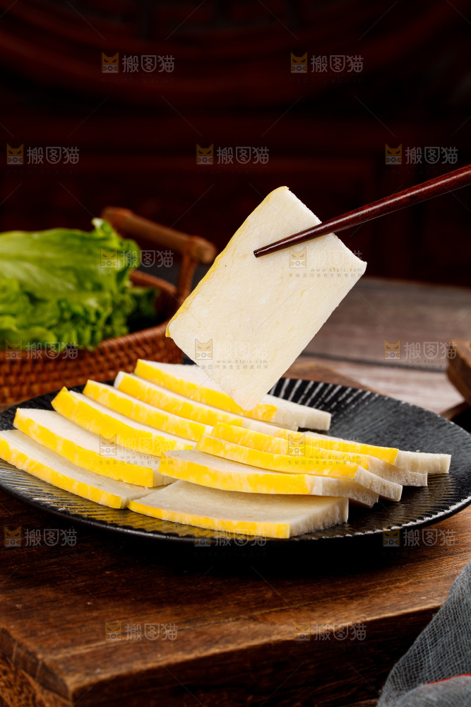 深底上的鱼糕