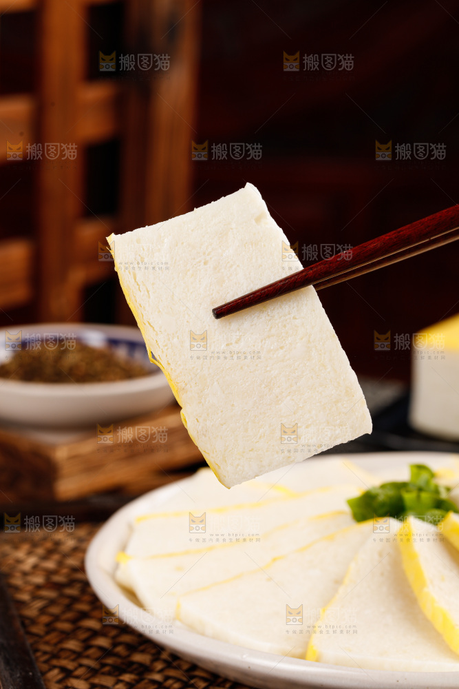 深底上的鱼糕