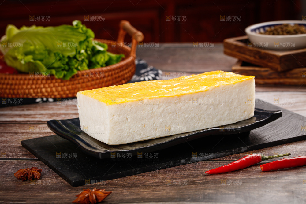 深底上的鱼糕
